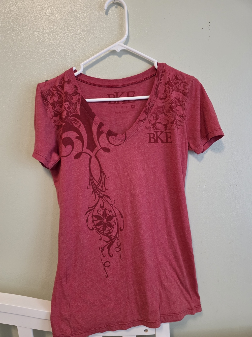 BKE Women's Short-Sleeve V-Neck Tee in Berry Red with Dark Graphic